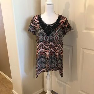 Pretty top with lace-like neckline&chevron pattern
